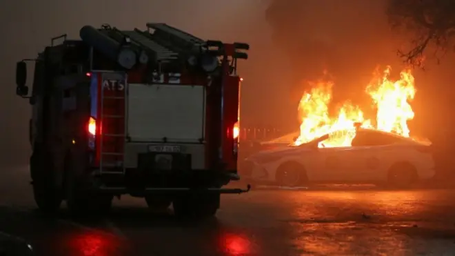 В Алмати підпалили поліцейські машини