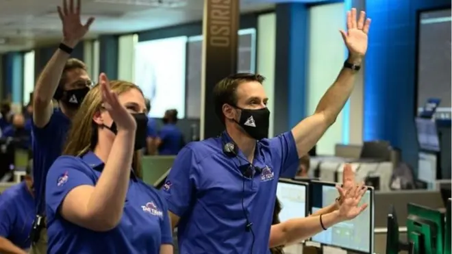 洛克希德·馬丁的控制中心人員希望飛行船接觸任務成功。