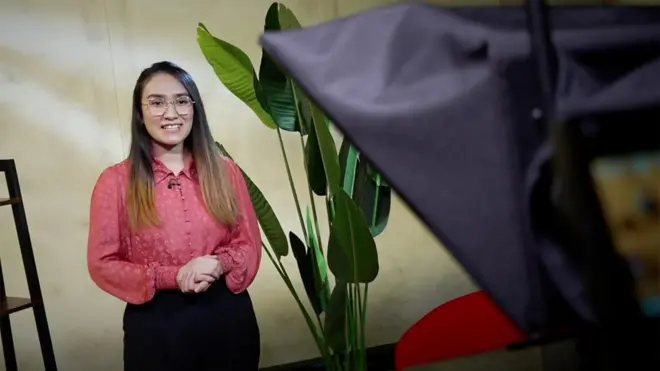 다르스 프로그램을 진행하는 BBC 월드서비스 소속 알리아 파르잔 기자