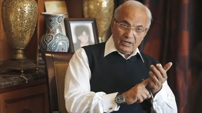 Le dernier premier ministre du président déchu Hosni Mubarak qui vit aux Emirats arabes unis a accusé les autorités de l'empêcher de quitter le territoire.