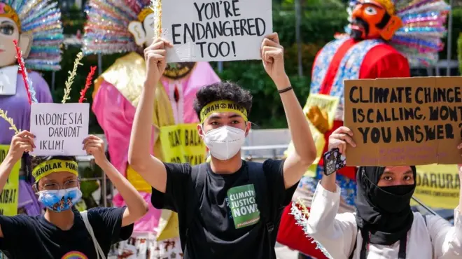 Aktivis melakukan aksi di Dukuh Atas, Jakarta, Minggu (26/9/2021). Aksi yang bertemakan "Tolak Bala, Stop Bencana" ini untuk menyerukan kepada pemerintahan Presiden Joko Widodo dan parlemen Indonesia agar segera menghentikan ketidakbijakan dalam menghadapi krisis iklim.