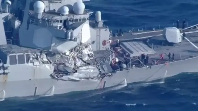 Foto udara menunjukkan kerusakan pada bagian sisi kapal USS Fitzgerald.
