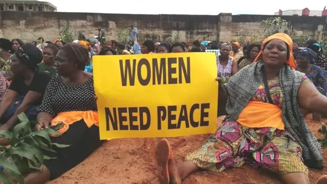 A Bamenda, des centaines de femmes marchent et exigent la paix dans les régions anglophones du Cameroun.