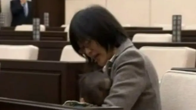 Mtoto mchanga wa kiume wa Yuka Ogata alichukuliwa kama mgeni, ili hali wageni hawaruhusiwi kuhudhuria vikao vya bunge