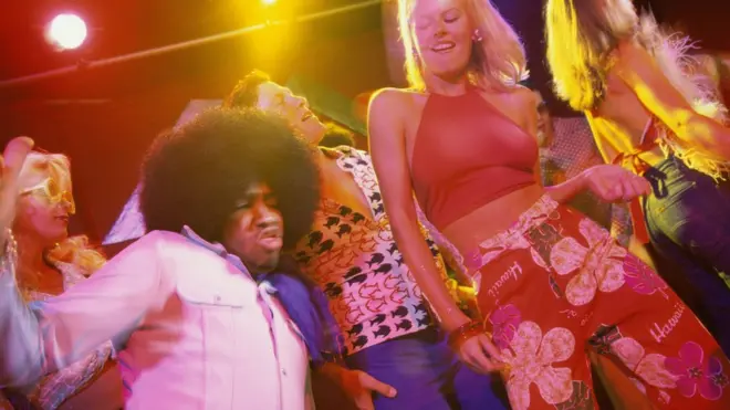 Los 24 de agosto hay quienes salen disfrazados con prendas de décadas pasadas, especialmente de la época disco.