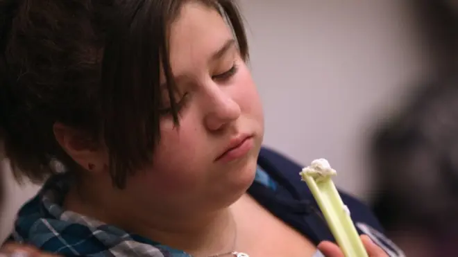 الدراسة دعت الحكومات لاتخاذ إجراءات فورية للحد من تسويق الأطعمة والمشروبات غير الصحية الموجهة للأطفال