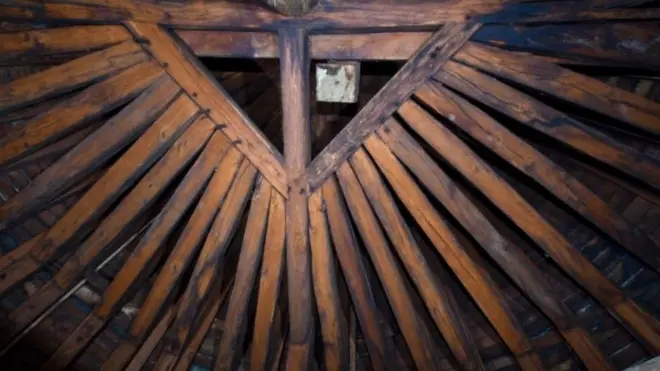 El bosque es una estructura construida con unas 1.300 vigas de roble.