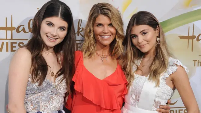 Lori Loughlin và hai con gái Isabella Rose Giannulli (trái) và Olivia Jade Giannulli (phải)