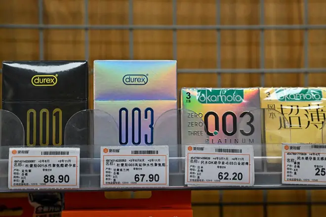 caixas de camisinhas em prateleiras de um supermercado em Pequim, em 4 de janeiro de 2026