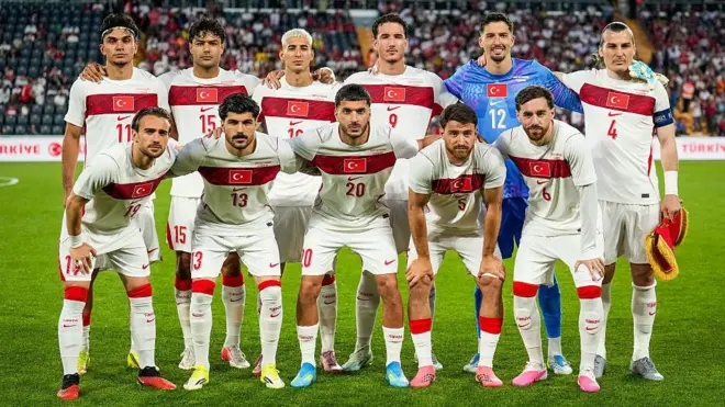 Türkiye'nin ABD'ye uçmadan önceki son maçı öncesinde Can Uzun, Ozak Kabak, Mert Müldür, Deniz Gül, Altay Bayındır, Çağlar Söyüncü, Yunus Akgün, Eren Elmalı, Oğuz Aydın, Salih Özcan ve Orkun Kökçü takım pozu veriyor