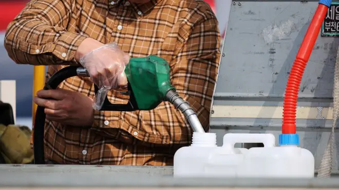 benzin, čovek sipa bezin u kanticu