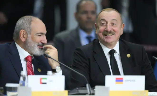 İlham Əliyev və Nikol Paşinyan Kazanda keçirilmiş BRİCS toplantısında gülərək söhbət edirlər. 