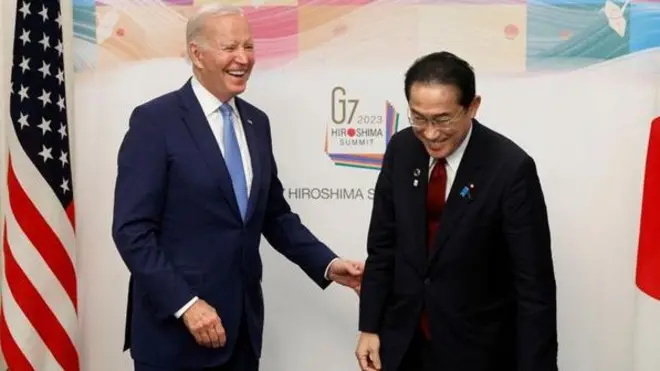 Waziri Mkuu wa Japan Fumio Kishida akisalimiana na Rais wa Marekani Biden mjini Hiroshima