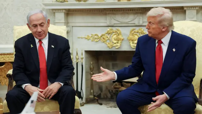 الرئيس الأمريكي دونالد ترامب يلتقي برئيس الوزراء الإسرائيلي بنيامين نتنياهو في المكتب البيضاوي بالبيت الأبيض في 7 أبريل/نيسان 2025