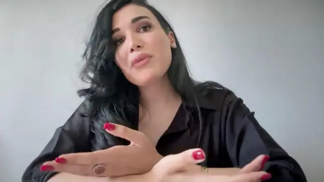 ازبک خاتون کمیلا بی بی سی کو انٹرویو دیتے ہوئے