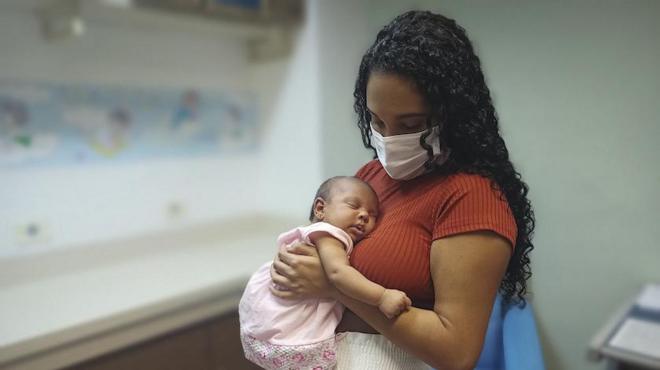 Mulher com bebê no colo