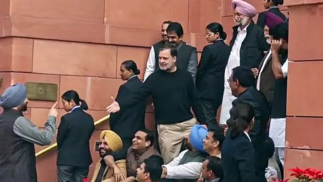 ਮਕਰ ਦੁਆਰ 'ਤੇ ਕਾਂਗਰਸੀ ਐਮਪੀ ਪ੍ਰਦਰਸ਼ਨ ਕਰ ਰਹੇ 