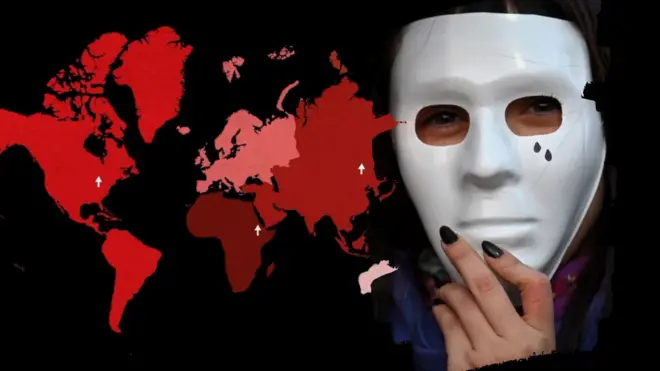 Ishusho y'umugore wambaye 'mask' n'isi iruhande rwe