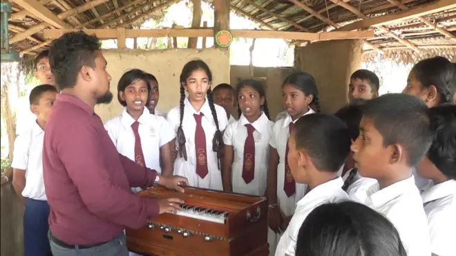 ''අපි මැටි වලින් හදා ගත්ත සංගීත කාමරය රජ මාළිගාවක් වගේ වටිනවා''