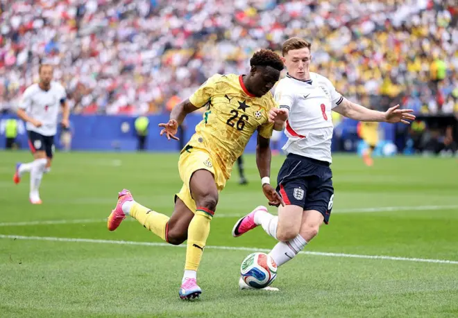 Marvin Senaya (n° 26) du Ghana dans un duel avec Elliot Anderson (n° 8) de l'Angleterre.
