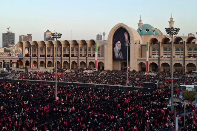 د علی خامنه‌ای د تشییع مراسم 