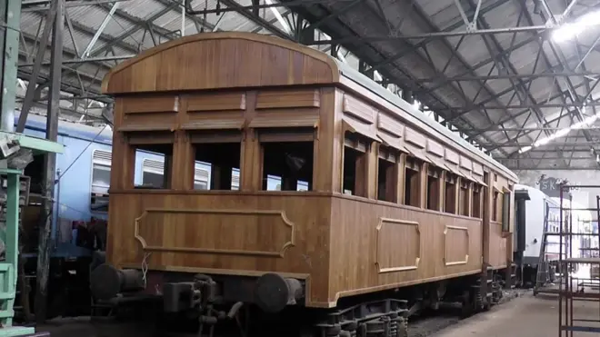 ශ්‍රී ලංකාව ; සංචාරක කර්මාන්තයේ දියුණුවට දැවයෙන් නිර්මාණය කළ මැදිරි සහිත විශේෂ දුම්රියක්