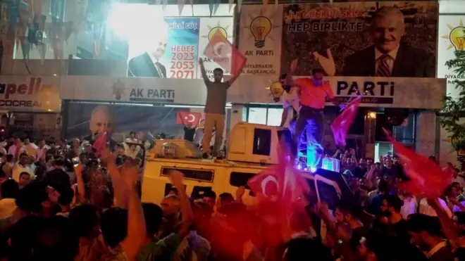 Cumhurbaşkanının halkı meydanlara çağrısından sonra halk Diyarbakır AKP il başkanlığı önünde toplandı.