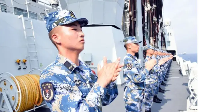 China busca erigirse como potencia marítima. En esta foto: miembrosroleta green bet365las Fuerzas Navales durante una inspección.