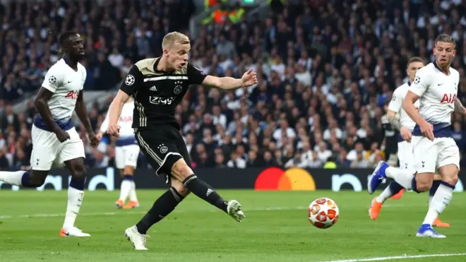 أياكس أحرز هدفه في الدقيقة 15 وحافظ على تفوقه رغم هجمات توتنهام