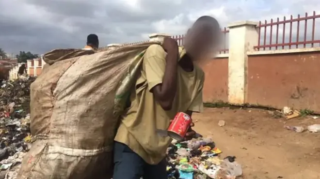 Ọkunrin kan to n ṣa ilẹ