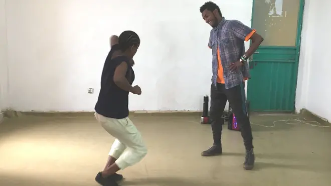 ቅዱስ ወደውዝዋዜ ከመግባቱ በፊት ከሰዎችም ሆነ ከራሱ ጋር ብዙ ተሟግቷል።