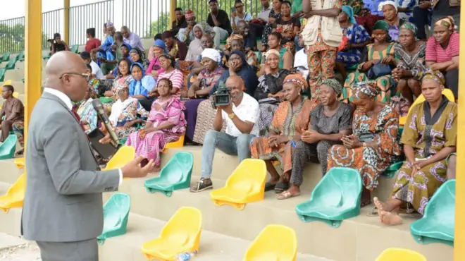 Kọmiṣanna lasiko to n ba awọn obi awọn akẹkọọ naa sọrọ