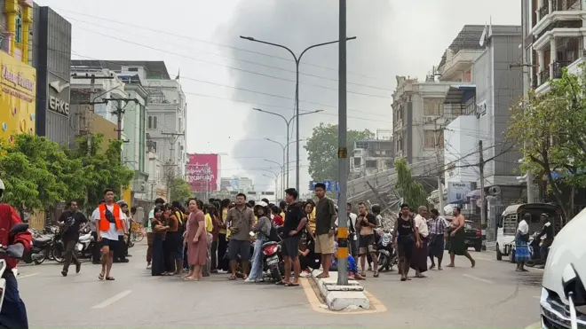 Ljudi u centru ulice u Mandalaju, Mjanmar