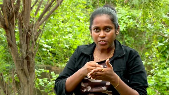 24 वर्षीय वेदप्रिया चेन्नई में करती हैं सांपों को रेस्क्यू