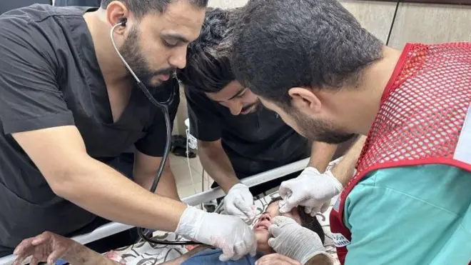 أطباء يسعفون أحد الأطفال