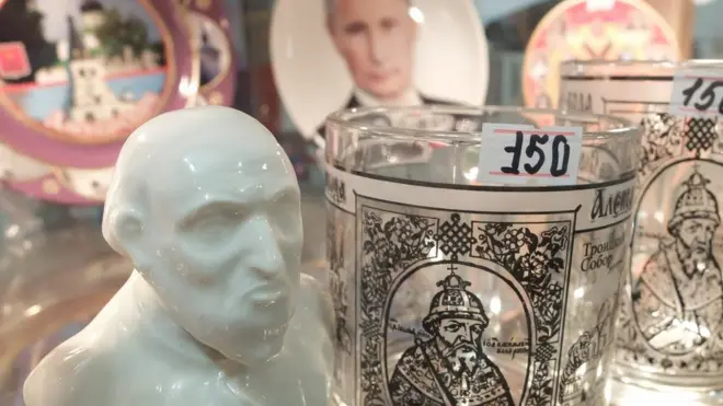 Символы силы - от Грозного до Путина - можно приобрести в сувенирной лавке Александровской слободы