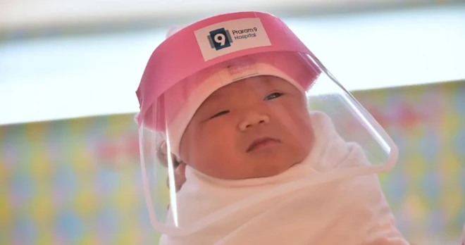 刚出生的婴儿戴着防疫帽