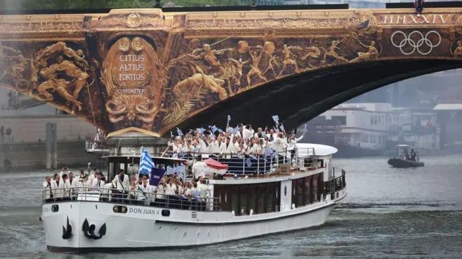 barcaza atraviesa el río sena 