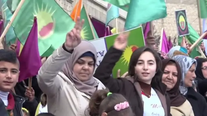 أهالي بلدة عفرين الكردية تتظاهر ضد التدخل التركي
