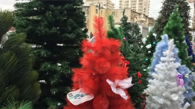 Evlərdə və şənlik məkanlarında bəzədilən küknar ağacı yerə möhkəm bərkidilməli, ağacın budaqları tavana və divarlara toxunmamalıdır