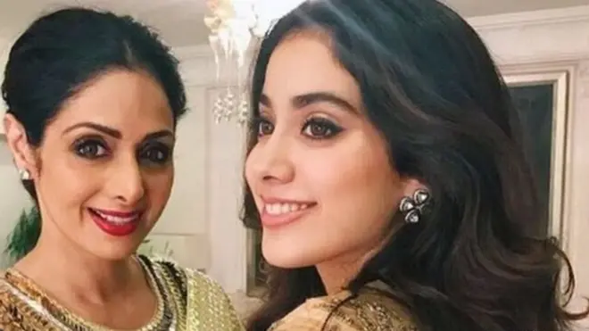 سری دیوی کو یہاں اپنی بیٹی جھانوی کپور کے ساتھ دیکھا جا سکتا ہے