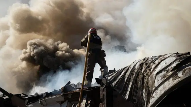 Рятувальники гасять пожежу після російської атаки в Полтаві, 3 липня 2025 року
