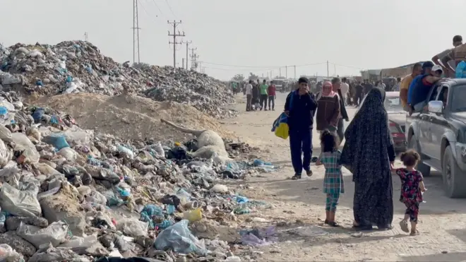 نازحون إلى مخيم المواصي في غزة