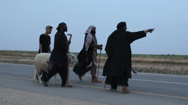 Members of di 'Beit Yisrael' sect, part of the African Hebrew Israelite Nation of Jerusalem, march before they slaughter a lamb during a Passover sacrifice ceremony on 12 April 2017