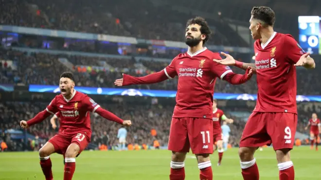 صلاح يحتفل مع زملائه