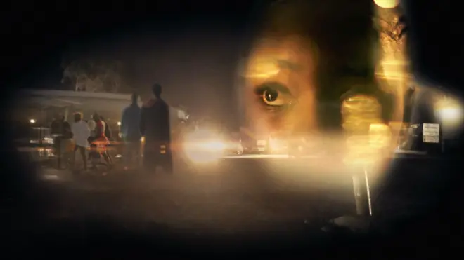 거리의 남성들과 이를 바라보는 여성의 눈을 합성한 이미지