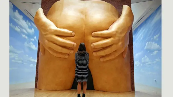 Escultura 'Project for a Door', inspirada em uma ideia para uma portaria, é exibida em Londres