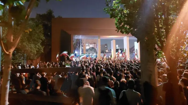 انجمن اسلامی دانشگاه شریف می‌گوید «از شنبه شب اقدامات فراوانی برای نصب دوربین‌های جدید و آنتن‌های مخابراتی در سردر اصلی دانشگاه صورت گرفته تا بتوانند به‌صورت آنلاین، افراد را شناسایی کنند.»