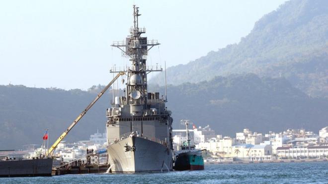台湾军舰停泊在高雄港。