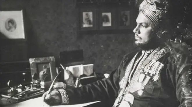 Abdul Karim menjadi dekat dengan Ratu Victoria setelah menjadi pembantu dan 'munshi' (guru).